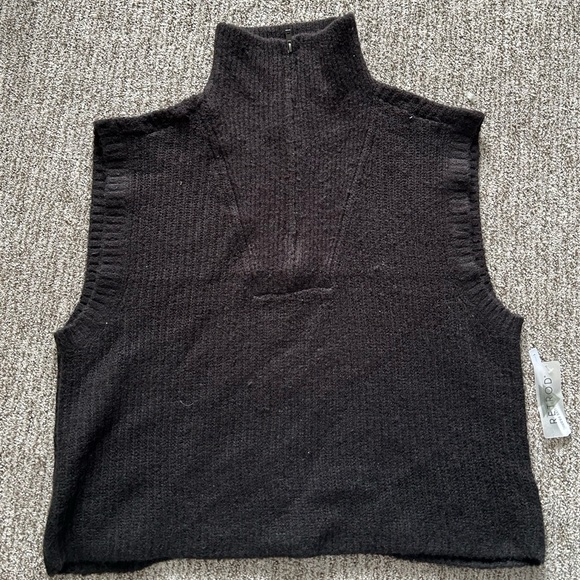 BLACK SWEATER VEST - Size L - Picture 1 of 3